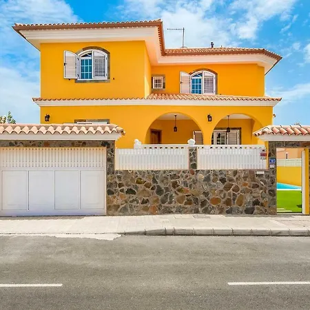 Sleeps 8 Pool Air Con Wifi * Sonnenland